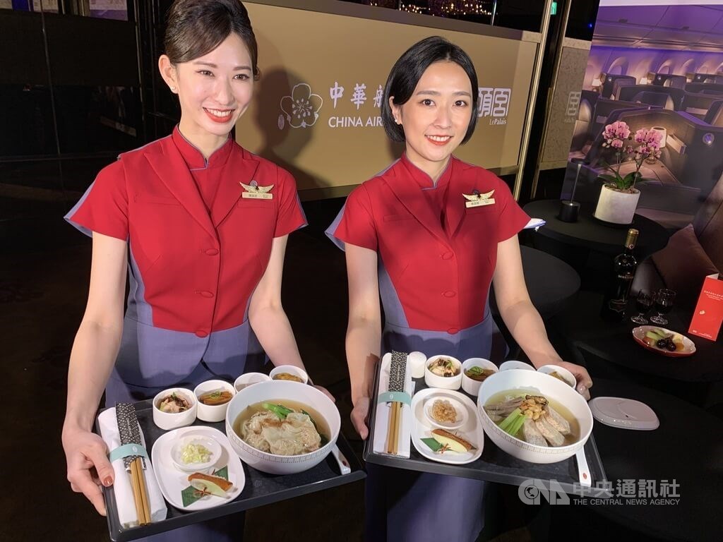 China Airlines employees show 'Rice Noodles with Shredded Duck and Taro' prepared by Le Palais for its business class passengers at the hotel that houses Taiwan's only three-star Michelin restaurant, in Taipei Wednesday. CNA photo April 19, 2023